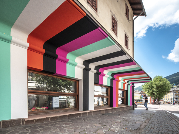 Lang/Baumann, Beautiful Entrance #8, 2020 – Vue de l’exposition 7th Gherdëina Biennial, 2020, Ortisei © L/B. Photo : L/B