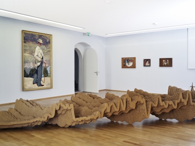 Der Raum « Ernest Biéler » mit einer Skulptur  von Andrea Wolfensberger